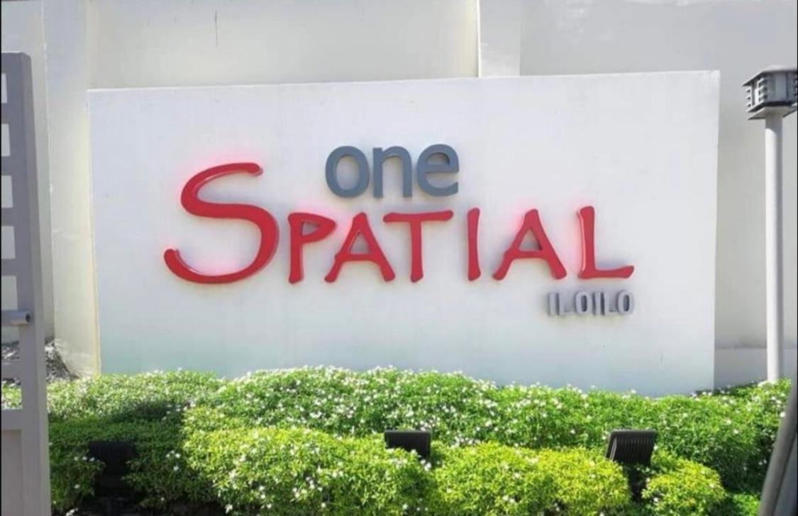 One Spatial Two Bedroom Unit With Pool And Gym Free Netflix And Wifi *
