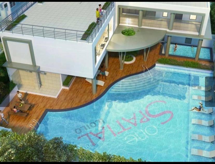 One Spatial Two Bedroom Unit With Pool And Gym Free Netflix And Wifi * Iloilo City