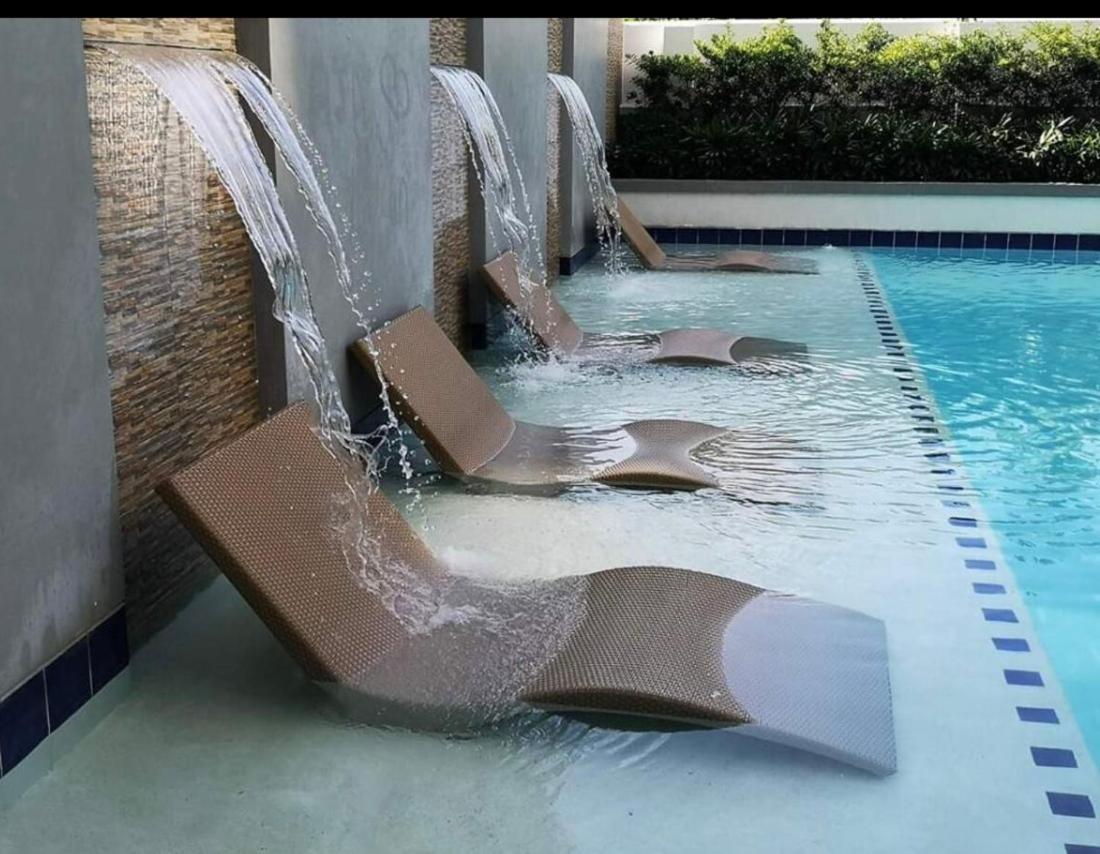 One Spatial Two Bedroom Unit With Pool And Gym Free Netflix And Wifi