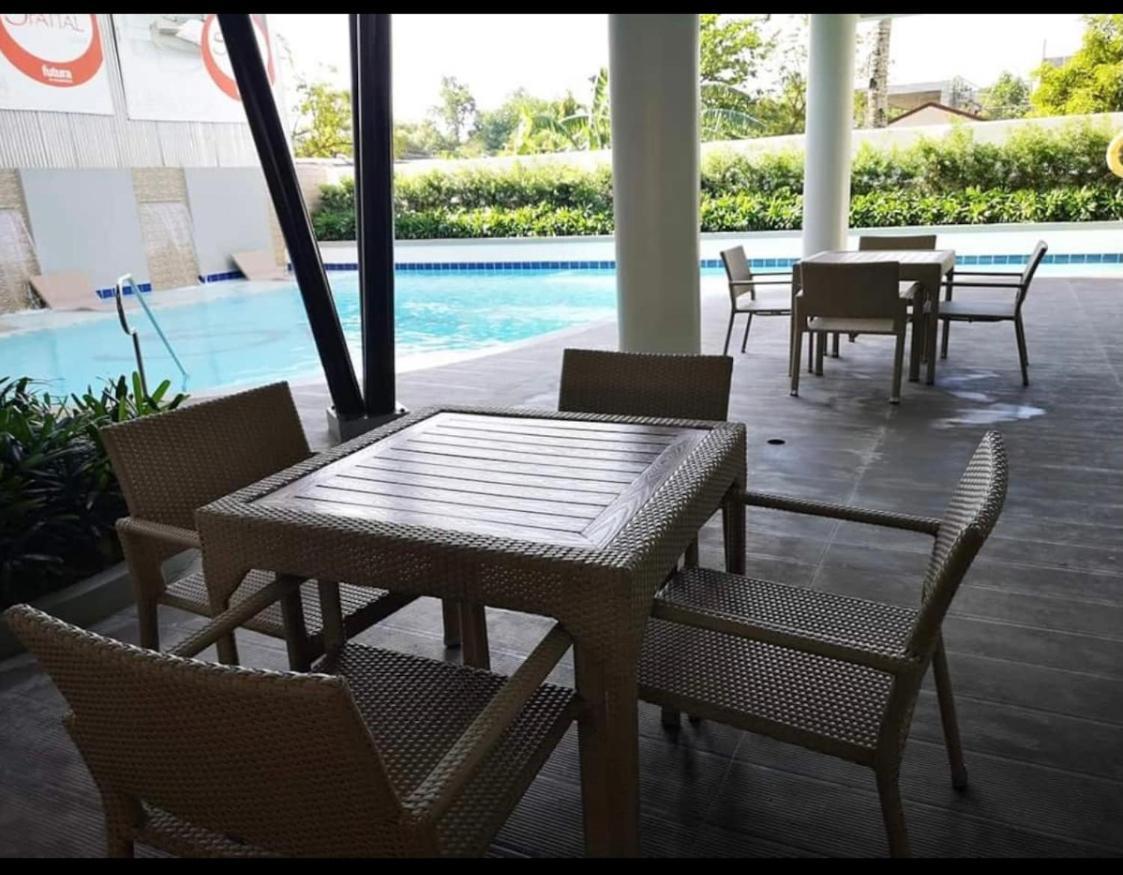 One Spatial Two Bedroom Unit With Pool And Gym Free Netflix And Wifi Iloilo City