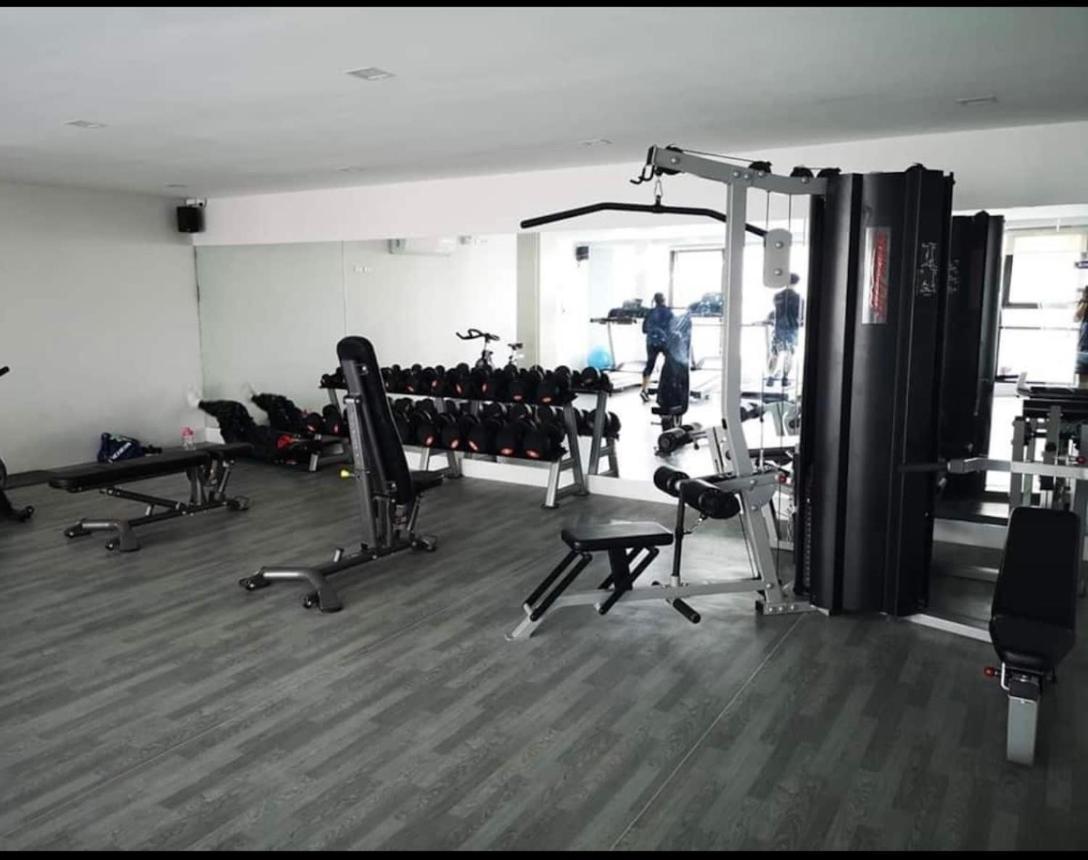 One Spatial Two Bedroom Unit With Pool And Gym Free Netflix And Wifi