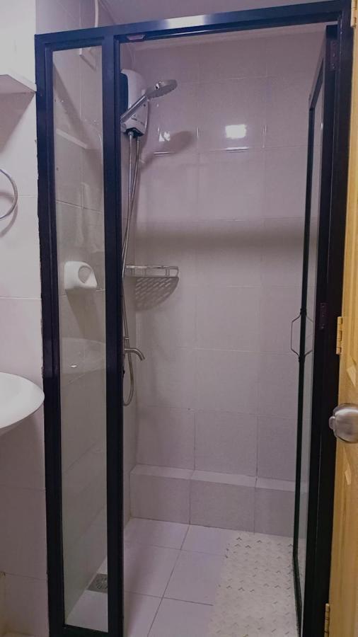 One Spatial Two Bedroom Unit With Pool And Gym Free Netflix And Wifi * Iloilo City